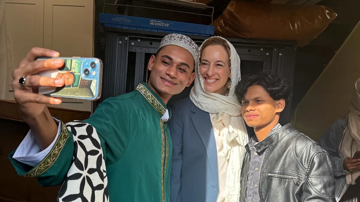 Mikie Sherill pozira za selfie