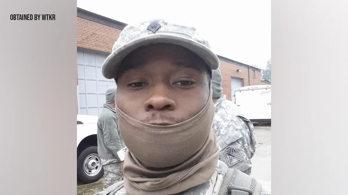 Mohamed Bailor Jalloh nosi pokrivalo za lice