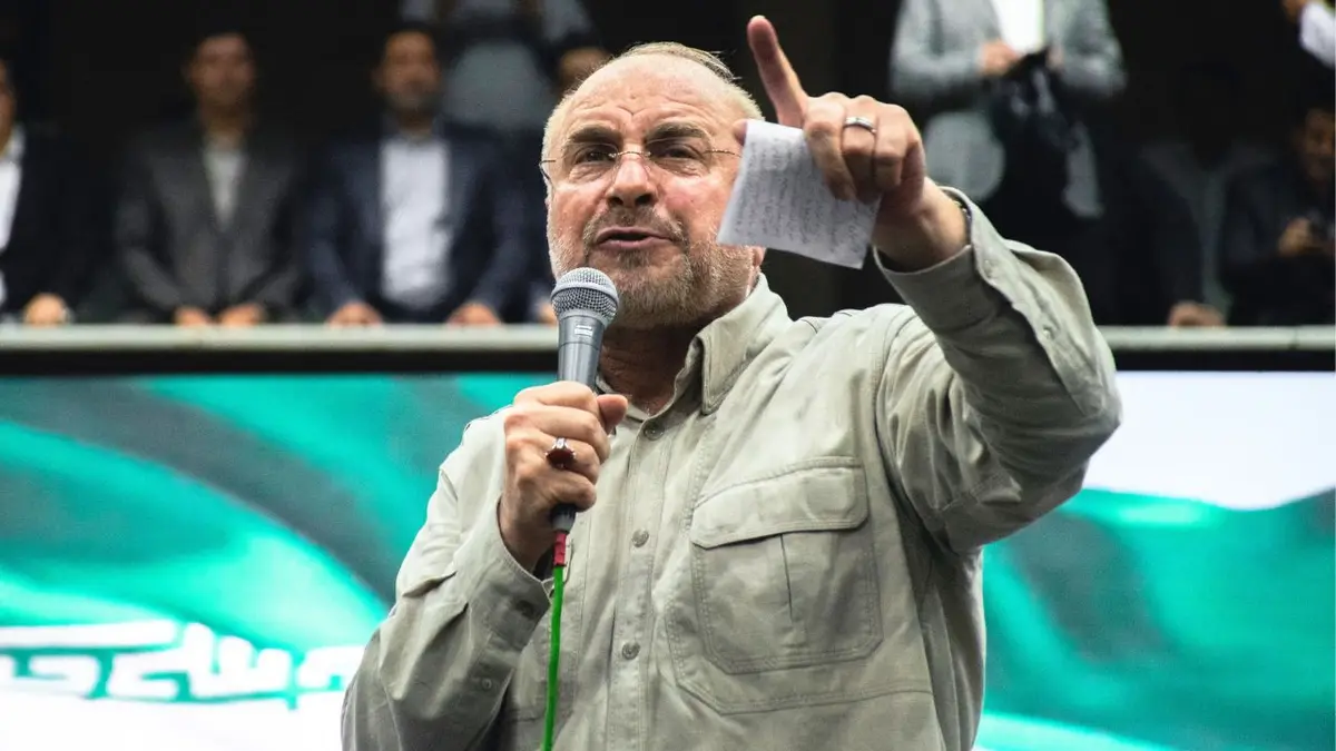 Predsjednik iranskog parlamenta Mohammad Bagher Qalibaf govori u mikrofon i gestikulira tijekom događaja.