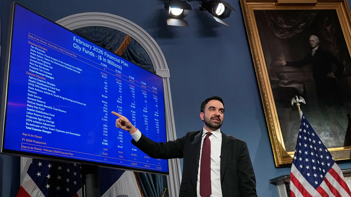 Zohran Mamdani govori o financiranju grada New Yorka ispred slike Alexandera Hamiltona.