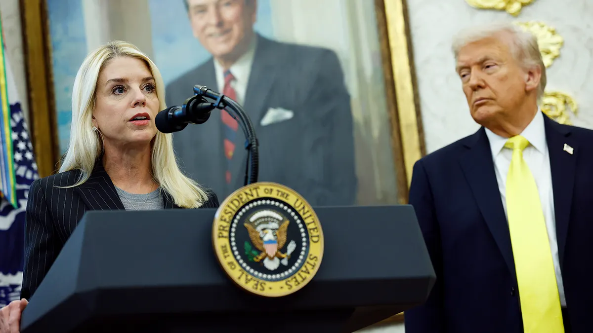 Državna tužiteljica Pam Bondi govori dok predsjednik Donald Trump gleda