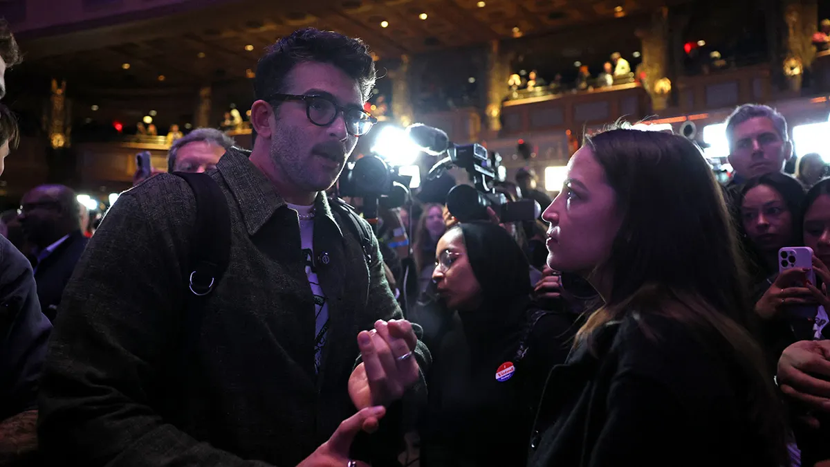 Američka predstavnica Alexandria Ocasio-Cortez (desno) razgovara s pristašama kandidata za gradonačelnika New Yorka Zohrana Mamdanija