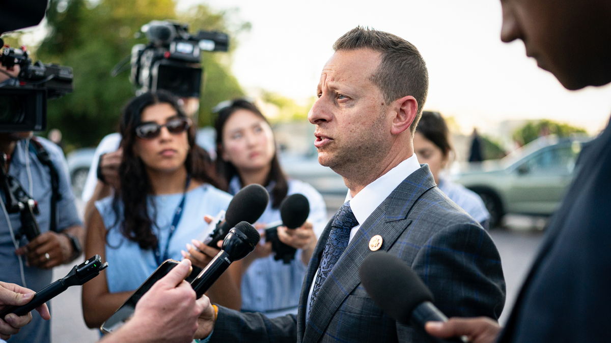 Rep. Jared Moskowitz, D-Fla., razgovara s novinarima na Capitol Hillu.