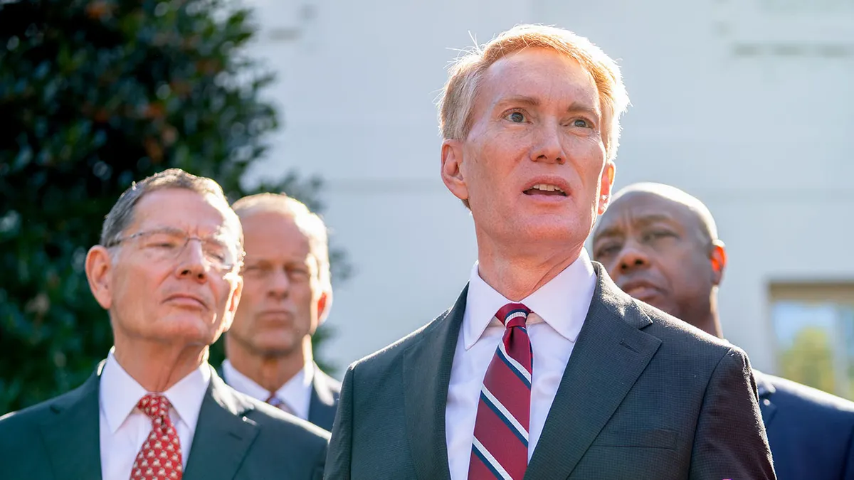 Senator James Lankford, R-Okla., i vodstvo GOP-a u Senatu izvan Bijele kuće.