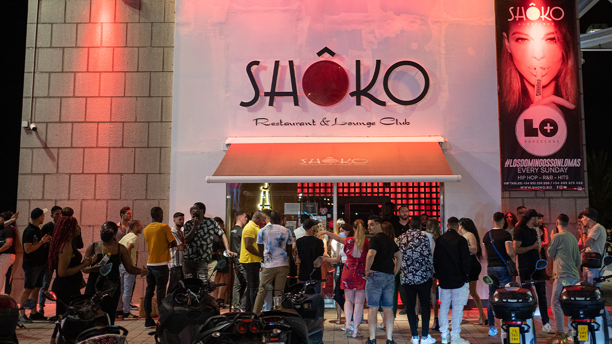 Mladi čekaju u redu za ulazak u noćni klub Shoko