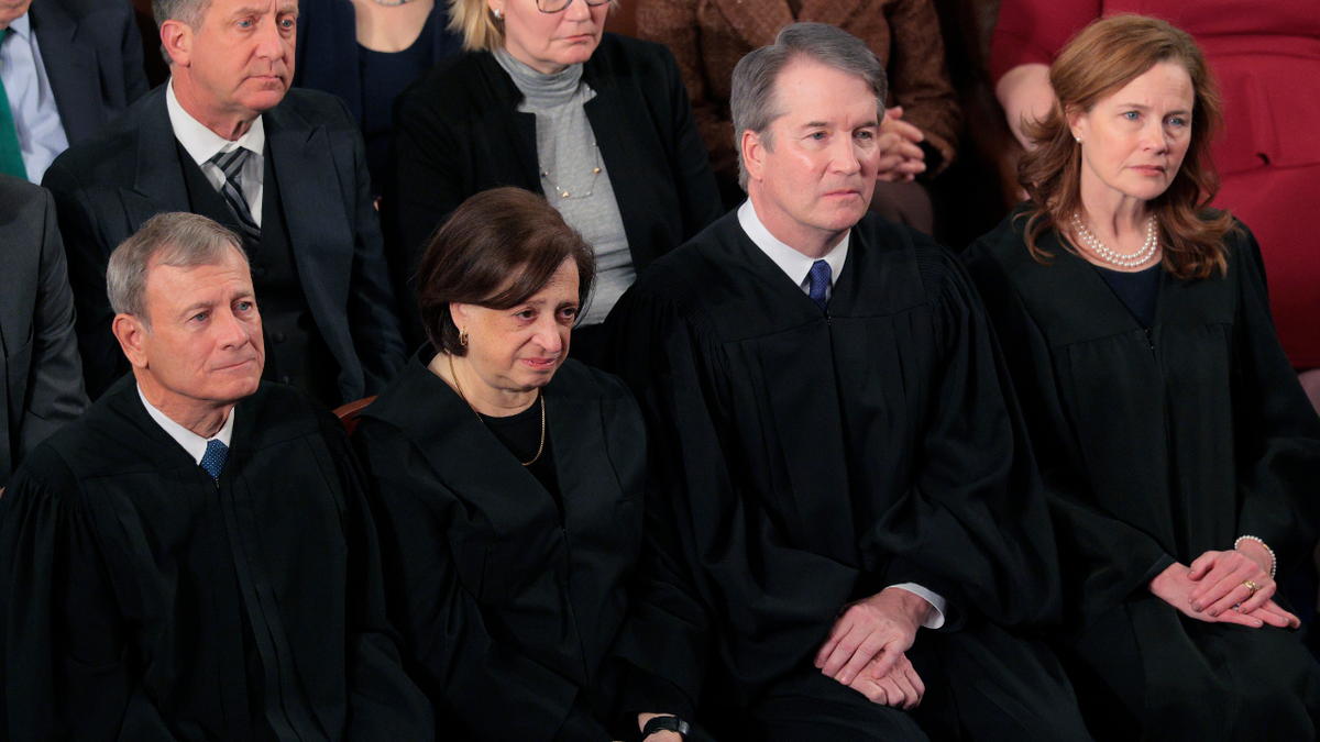 Glavni sudac Vrhovnog suda John Roberts, sutkinja Elena Kagan, sutkinja Brent Kavanaugh i sutkinja Mary Coney Barrett viđeni su na adresi State of the Union.