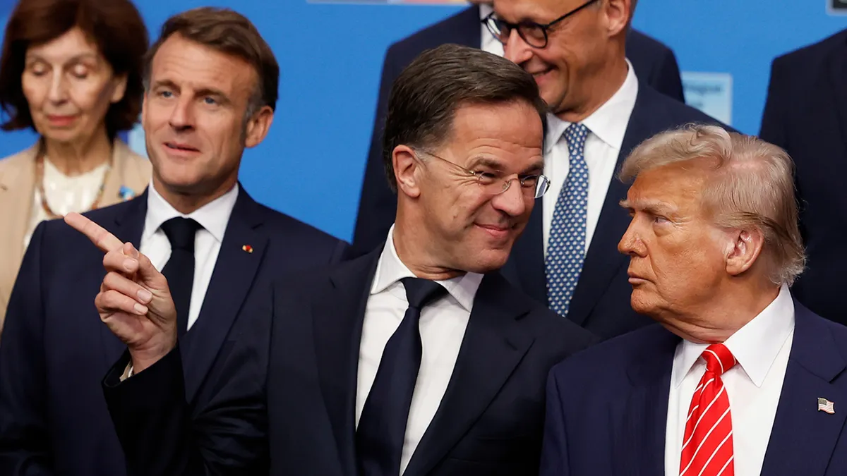 Rutte se smiješi Trumpu tijekom NATO fotografije