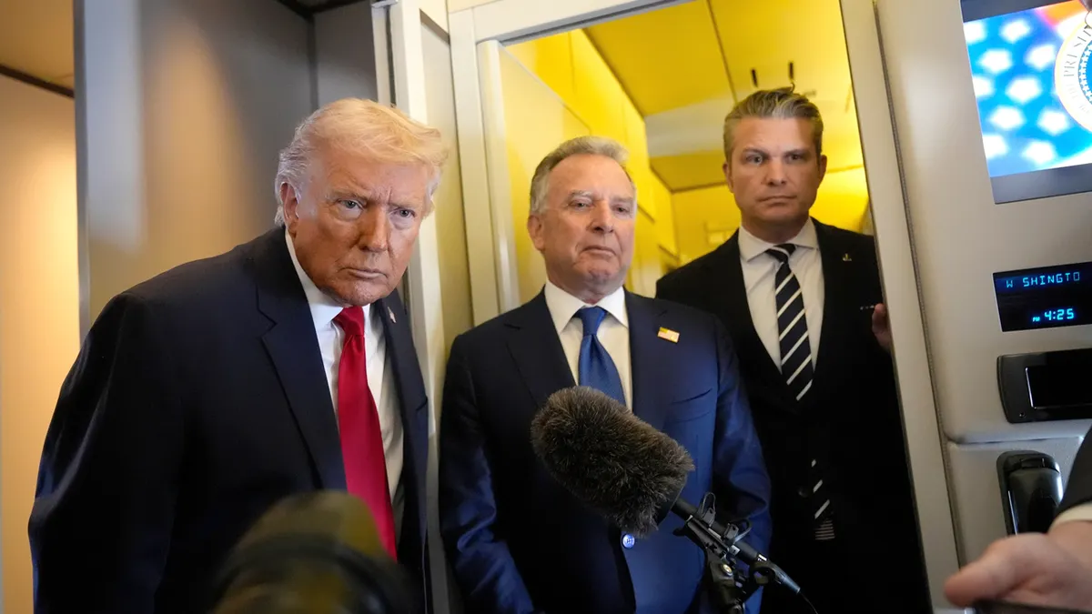 Trump, Steve Witkoff i Pete Hegseth tijekom borbe AF1