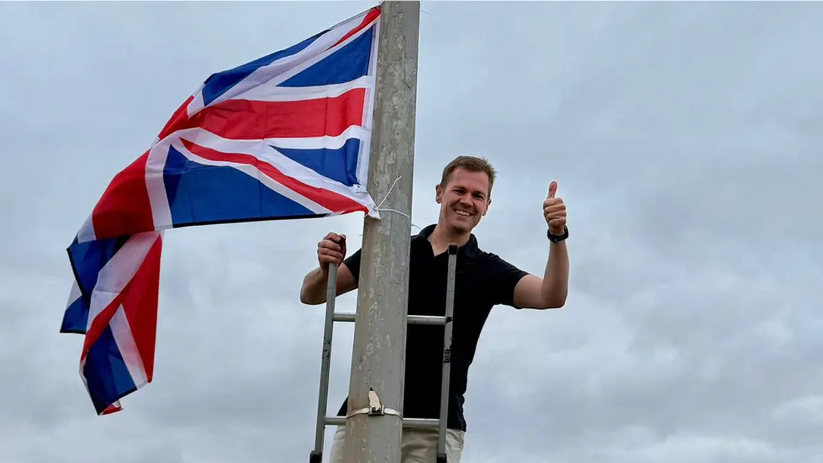 Poslanik Robert Jenrick pozira s Union Jackom