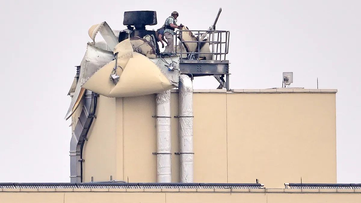 Osoba pregledava štetu u američkom veleposlanstvu u Bagdadu