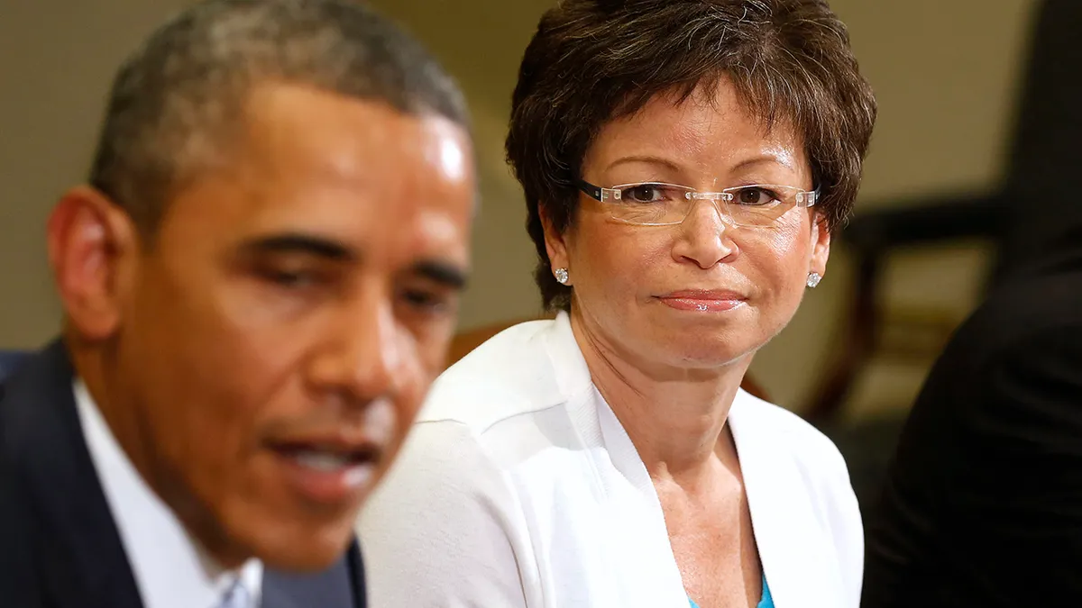 Viša savjetnica Valerie Jarrett (C) sluša američkog predsjednika Baracka Obamu dok se sastaje s poslovnim čelnicima kako bi razgovarali o potrebi zdravorazumske imigracijske reforme u Rooseveltovoj sobi Bijele kuće u Washingtonu, 24. lipnja 2013. Desno je direktor Nacionalnog ekonomskog vijeća i pomoćnik predsjednika za ekonomsku politiku Gene Sperling. REUTERS/Larry Downing (SJEDINJENE DRŽAVE - Oznake: POLITIKA DRUŠTVO IMIGRACIJA) - GM1E96P08NP01