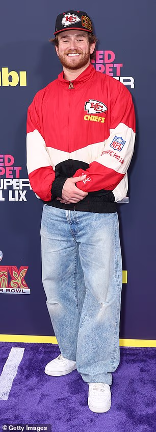 Upućeni otkrivaju da je šokantna ukorijenjena u zamršenoj mreži prijateljstava, izdaja i ponovno izniklih glasina; (Wilson na slici)