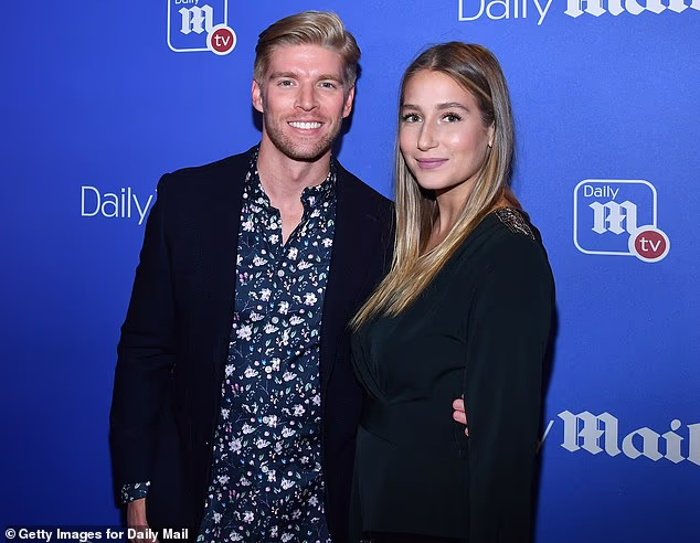 Batula (34) potvrdila je da se rastaje od supruga i kolege Kylea Cookea u siječnju nakon četiri godine braka (Cooke i Batula 2017.)