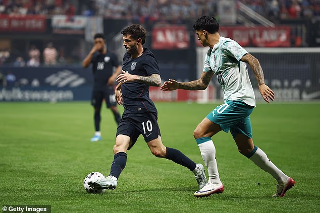 Christian Pulisic, koji je vodio liniju za Sjedinjene Države, propustio je nekoliko prilika u prvom poluvremenu