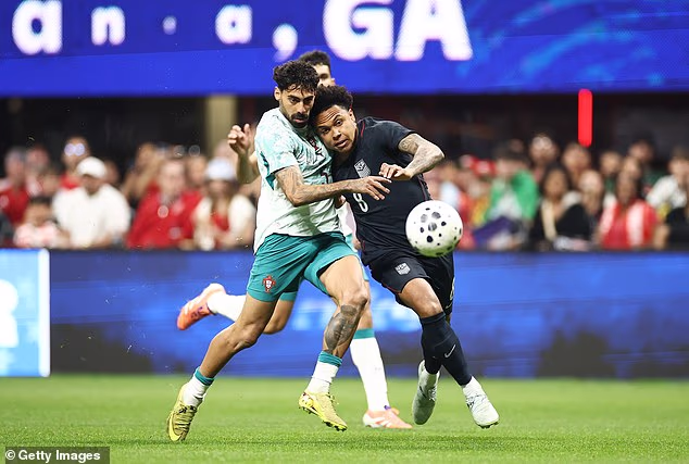 Weston McKennie bori se sa Samuom Costom tijekom prvog poluvremena okršaja u utorak u Atlanti