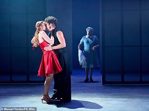 Zadivljujuća Shakespeareova adaptacija, koju je režirao Robert Icke, glumi Sadie Sink, 23, i Noaha Jupea, 21, kao zaljubljene ljubavnike i priča bezvremensku tragičnu priču o ljubavi i nevinosti