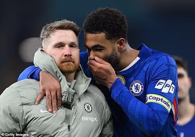 Calum McFarlane (lijevo) ove je sezone obnašao niz uloga - uključujući nakratko glavnog trenera - a sada obnaša još jednu