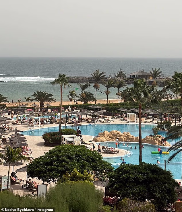 Jedna fotografija pokazala je zvijezdino raskošno odmaralište na plaži, koje je imalo veliki bazen