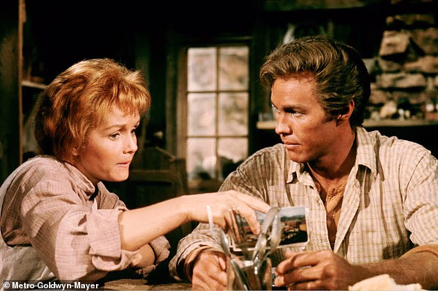 Reynolds je često govorila da joj je glumiti preživjelu igračicu koja je postala Titanic iz stvarnog života bila njezina najdraža uloga u karijeri dugoj gotovo sedam desetljeća, a čak je bila nominirana za Oscara, ali je izgubila od zvijezde Mary Poppins Julie Andrews