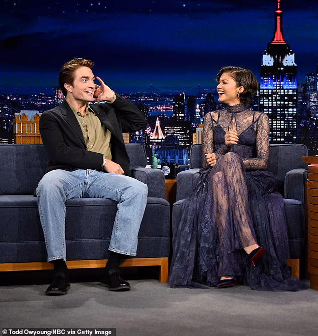 'Stalno nas pitaju "Tko bi pobijedio u borbi, Spider-Man ili Batman?" Kao da zakonski ne smijem reći Spider-Man', rekao je Pattinson. Kasnije je dodao da 'voli' Toma