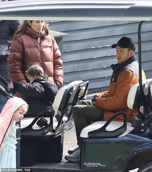 Par, koji je održao ceremoniju vjenčanja 2023., izgledao je napeto tijekom obiteljskog dana usred neprekidnih glasina o njihovoj vezi