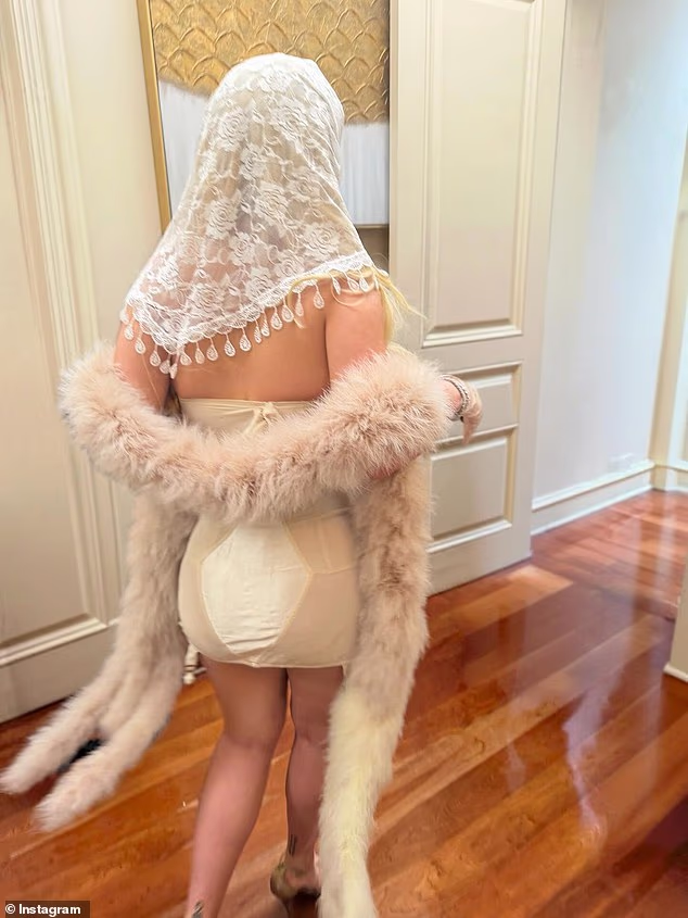 Projekt je zahtijevao da Barker nosi bijelu mini haljinu, čipkasti veo i krzneni šal na rukama