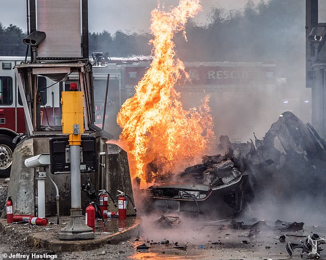 U vrijeme kad su fotografije snimljene, malo se od Mirmanova automobila moglo prepoznati osim rešetke, dok se činilo da je gornji dio automobila potpuno izjeden od plamena