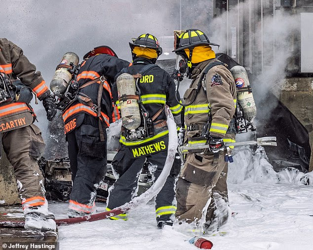 Vatrogasci su naposljetku bili prisiljeni potpuno obložiti goruće vozilo pjenom za gašenje požara kako bi ugasili plamen. Slikani su kroz bazen bijele pjene za suzbijanje požara u visini do gležnja ubrzo nakon što su stavili požar pod kontrolu