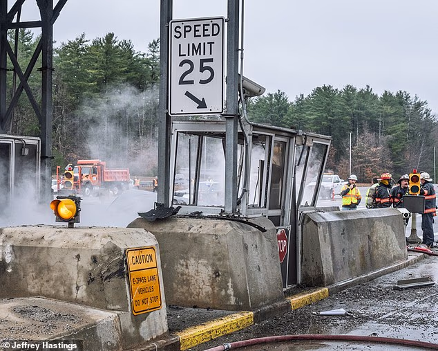 Spaljeni ostaci okružili su naplatnu kućicu pored Mirmanova uništenog automobila, ali razmjeri štete na kućici ili konstrukciji naplatne rampe nisu jasni