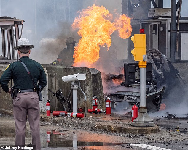 Vatrogasci su snimljeni na licu mjesta dok se bore s paklom, koji je izgledao kao da prijeti da proguta štand na Bedford Toll Plaza