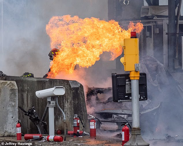 Fotografije požara upućuju na to da je prvo korišteno više aparata za gašenje požara kako bi se pokušala ugasiti vatra, pri čemu su bačene boce nasumično ostavljene na pločniku u blizini gorućeg automobila