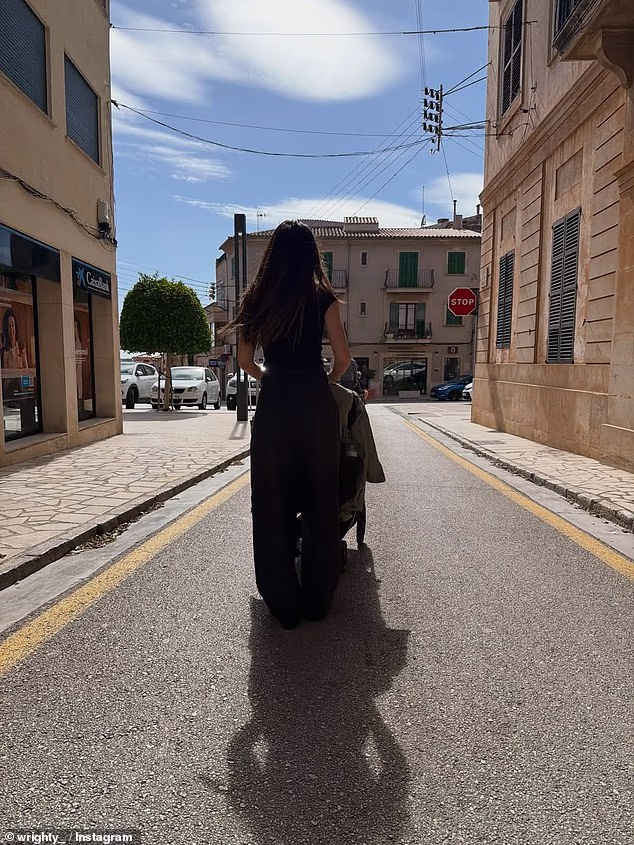 The Only Way Is Essex stipsa (39) i glumica Fool Me Once (38) otputovale su na Baleare na radno putovanje, pridružilo im se njihovo dijete koje je tek prohodalo - koje je prošlog mjeseca proslavilo svoj prvi rođendan