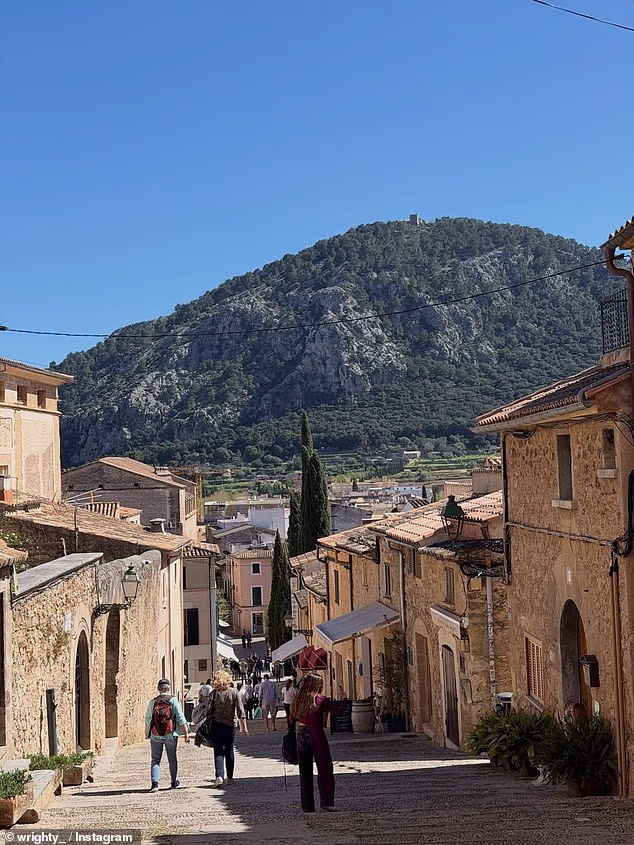 Otišavši na Instagram u četvrtak, Mark je podijelio niz snimaka sa suncem okupanog putovanja