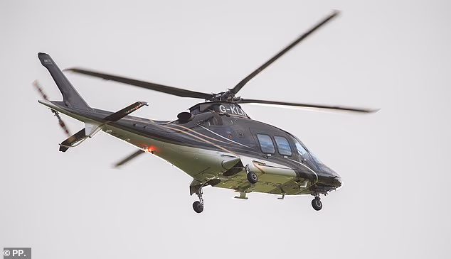 Čini se da su zvjezdani gosti počeli pristizati, a helikopter je uočen kako slijeće u Coleeninu i Wayneovu kuću u Cheshireu vrijednu 20 milijuna funti