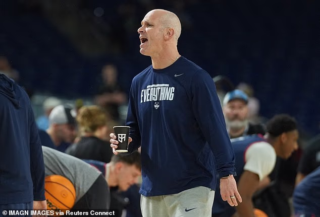 Glavni trener Connecticuta Dan Hurley izgovara naredbe tijekom otvorenog treninga u Indianapolisu