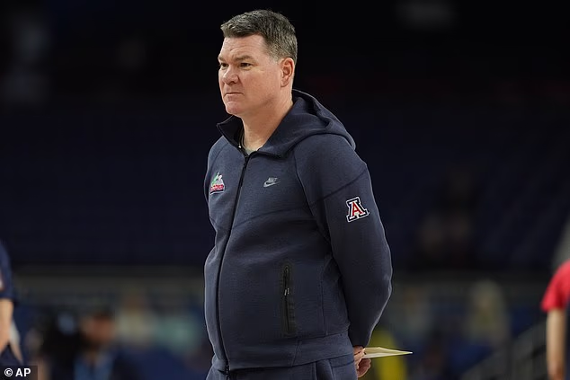 Glavni trener Arizone Tommy Lloyd prati dok njegova momčad trenira na stadionu Lucas Oil