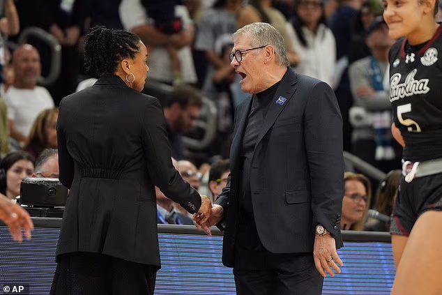 Čini se da trener UConna Geno Auriemma, desno, ima problema sa svojom kolegicom Dawn Staley