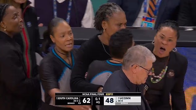 Staley je ostao bijesan zbog Auriemminih komentara i vrištao je uzvratio na trenera UConna