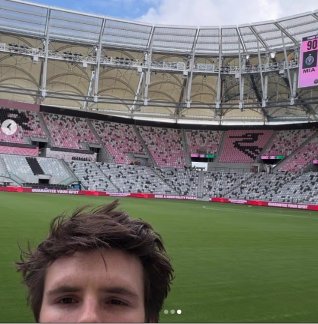 Cruz je rekao da 'ne može biti ponosniji' na svog oca dok je razgledavao golemi novi stadion prije nego što je sjeo na sjedalo Lionela Messija na terenu.