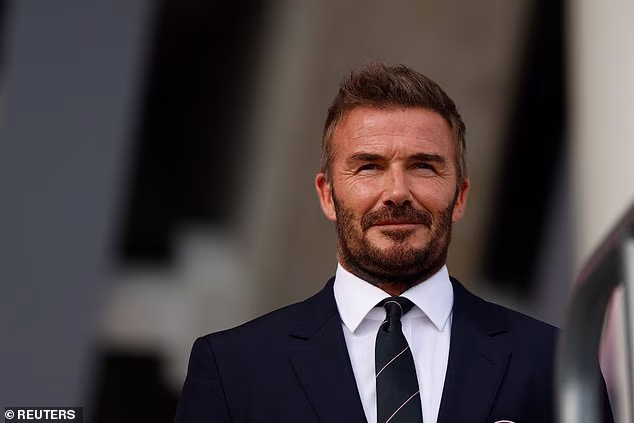 Izgledao je oštro u elegantnom odijelu po mjeri dok se ponosno smiješio