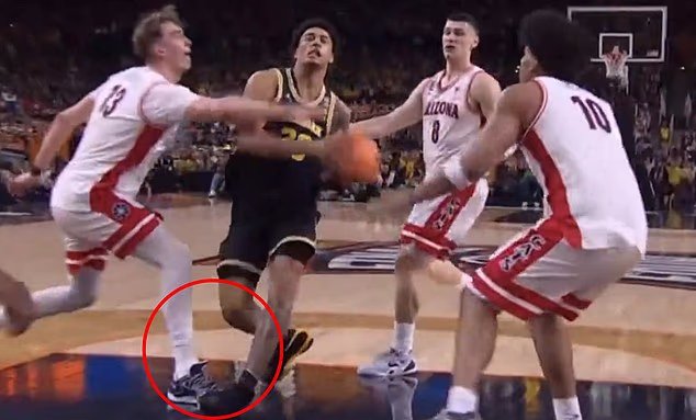 Lendeborg je zakotrljao gležanj na stopalo centra Arizone Motiejusa Krivasa