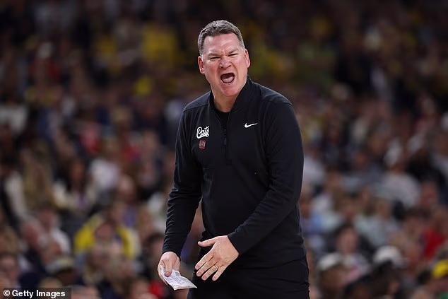 Glavni trener Arizone Tommy Lloyd izdaje naredbe svojim igračima tijekom poraza od Michigana