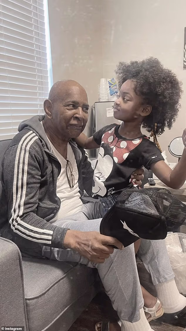 Objava je sadržavala fotografije Sylvestera s obitelji, uključujući njegovu unuku Kaaviu