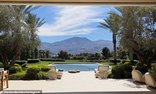 Osnivač SKIMS-a dodatno je ponudio pogled na prostrano dvorište Jennerove vile u Palm Springsu okruženo palmama i planinom u daljini