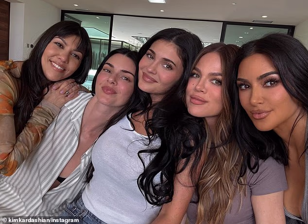 Svih pet sestara - uključujući Kourtney Kardashian i Kendall Jenner - pozirale su za nezaboravnu grupnu fotografiju dok su provodile kvalitetno vrijeme zajedno