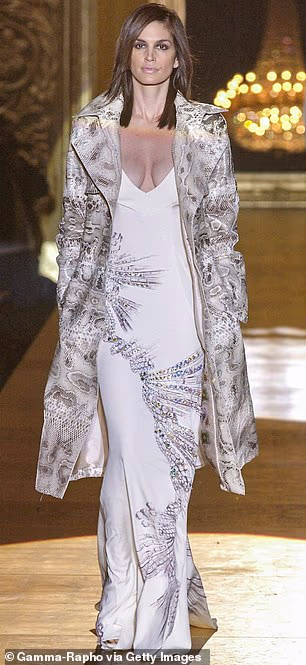 TV ličnost nosila je pripijenu haljinu koju je prethodno na pisti nosila Cindy Crawford 2002. (vidi se gore)