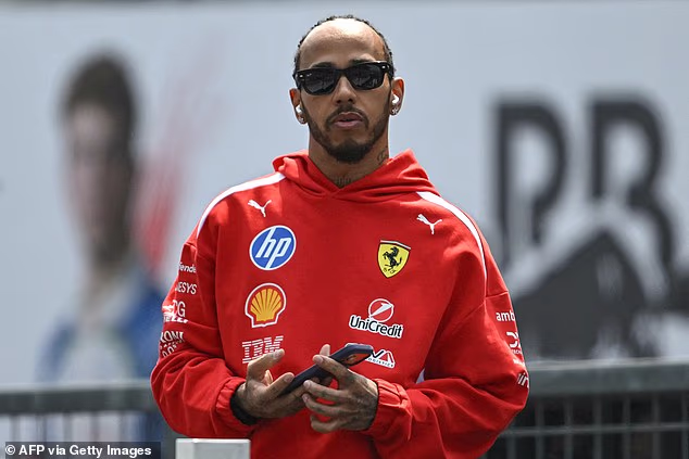 Glumica All's Fair je romantično povezana s F1 trkačem Lewisom Hamiltonom - koji je također bio u Japanu u isto vrijeme za Veliku nagradu Japana 2026. koja je započela 29. ožujka u Suzuki (vidi gore)