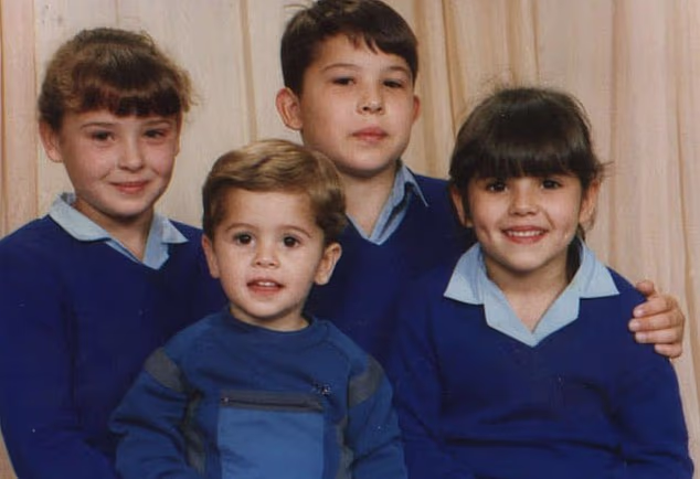 Pop zvijezda, desno, kao mlada djevojka sa svojom braćom i sestrama Gillian, Andrewom i Garryjem, u sredini. Obitelj je živjela na općinskom imanju u Newcastleu