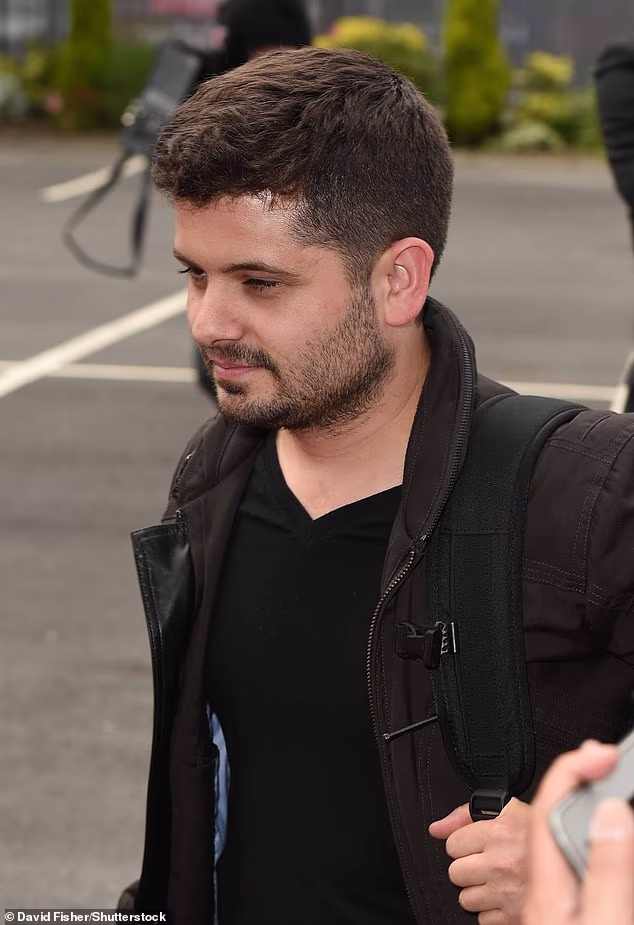 Vjeruje se da je Cheryl u dobrim odnosima s polubratom Garryjem (na slici 2014.) koji se navodno preselio k njoj nakon raspada njezinog braka s Jean-Bernardom Fernandez-Versinijem