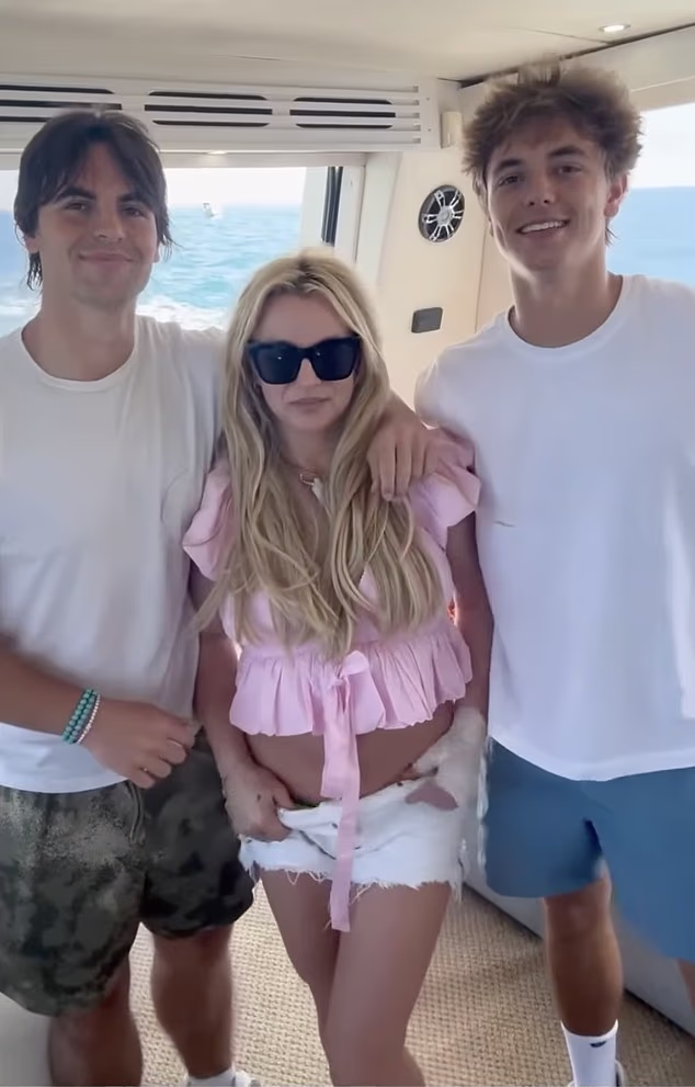 Rossdalea su također pitali jesu li se njegovo troje djece ikada igralo sa Spearsovim sinovima, Seanom Prestonom (20) i Jaydenom Jamesom (19), te se našalio da su 'prezauzeti čavrljanjem s Britney'